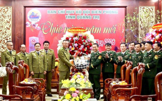 Lao delegation pays Tet visit to Quang Tri Border Guard Command 